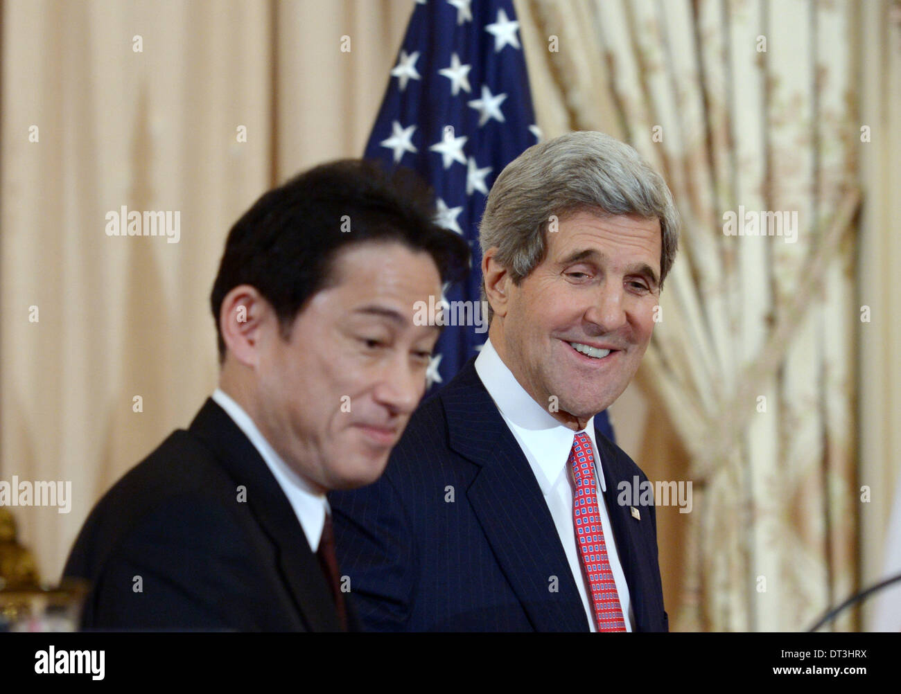 Washington DC, Stati Uniti d'America. 7 febbraio, 2014. Stati Uniti Il segretario di Stato John Kerry (R) e Giapponese Ministro degli Esteri Fumio Kishida consegnare commento ai media dopo il loro incontro al Dipartimento di Stato a Washington DC, Stati Uniti, febbraio 7, 2014. Kerry venerdì ha ribadito U.S. gli obblighi previsti dal trattato per il Giappone, facendo voto di mantenere la prosperità e la stabilità nella regione Asia Pacifico. Credito: Yin Bogu/Xinhua/Alamy Live News Foto Stock