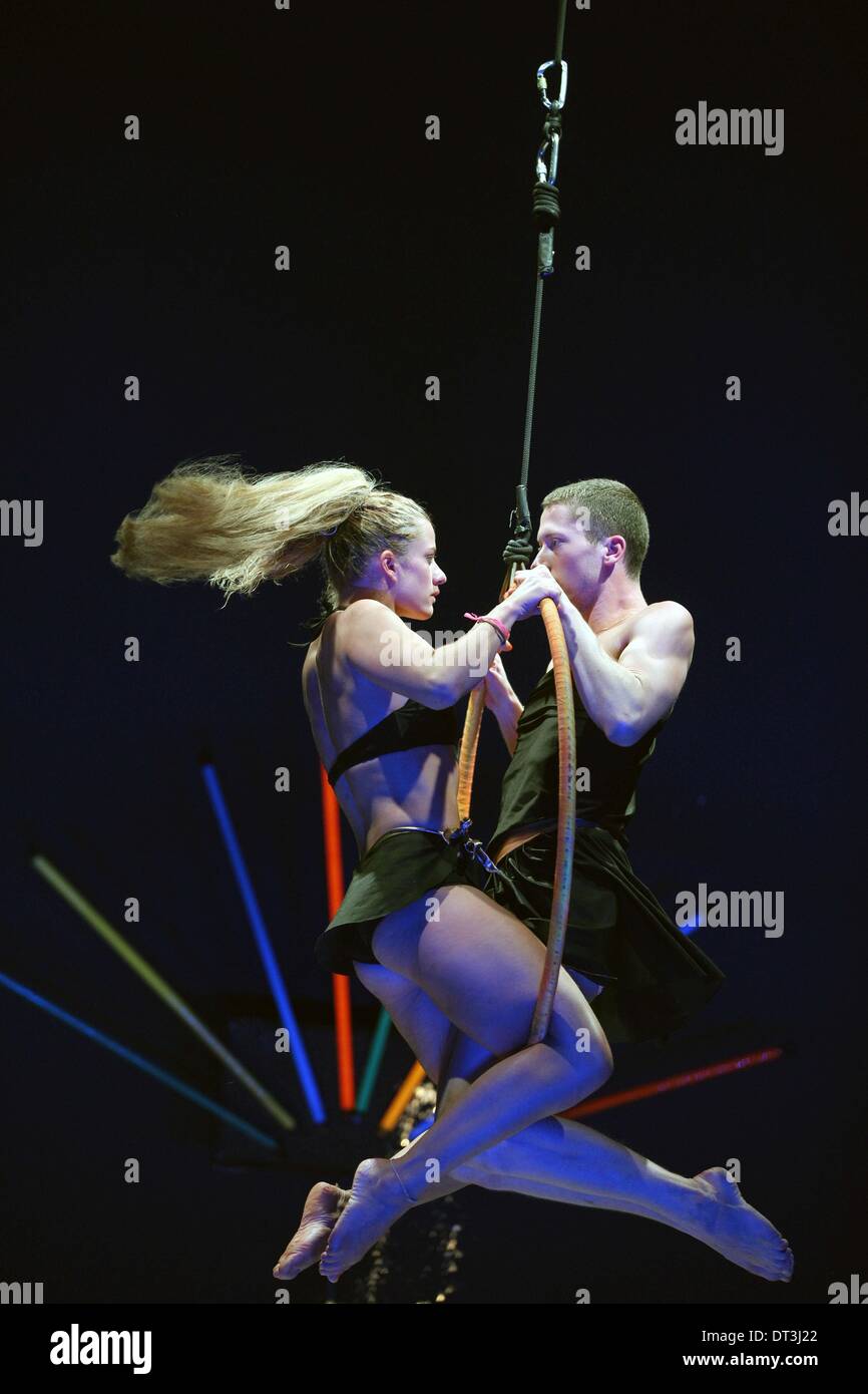 Francoforte, Germania. 7 febbraio, 2014. Coreografo olandese Vincent Riebeek e Vienna-nato ballerino Holzinger Florentina (L) eseguire durante la premiere del "acquavite" negli artisti Hause Mousonturm a Francoforte in Germania, Febbraio 7, 2014. Credito: Luo Huanhuan/Xinhua/Alamy Live News Foto Stock