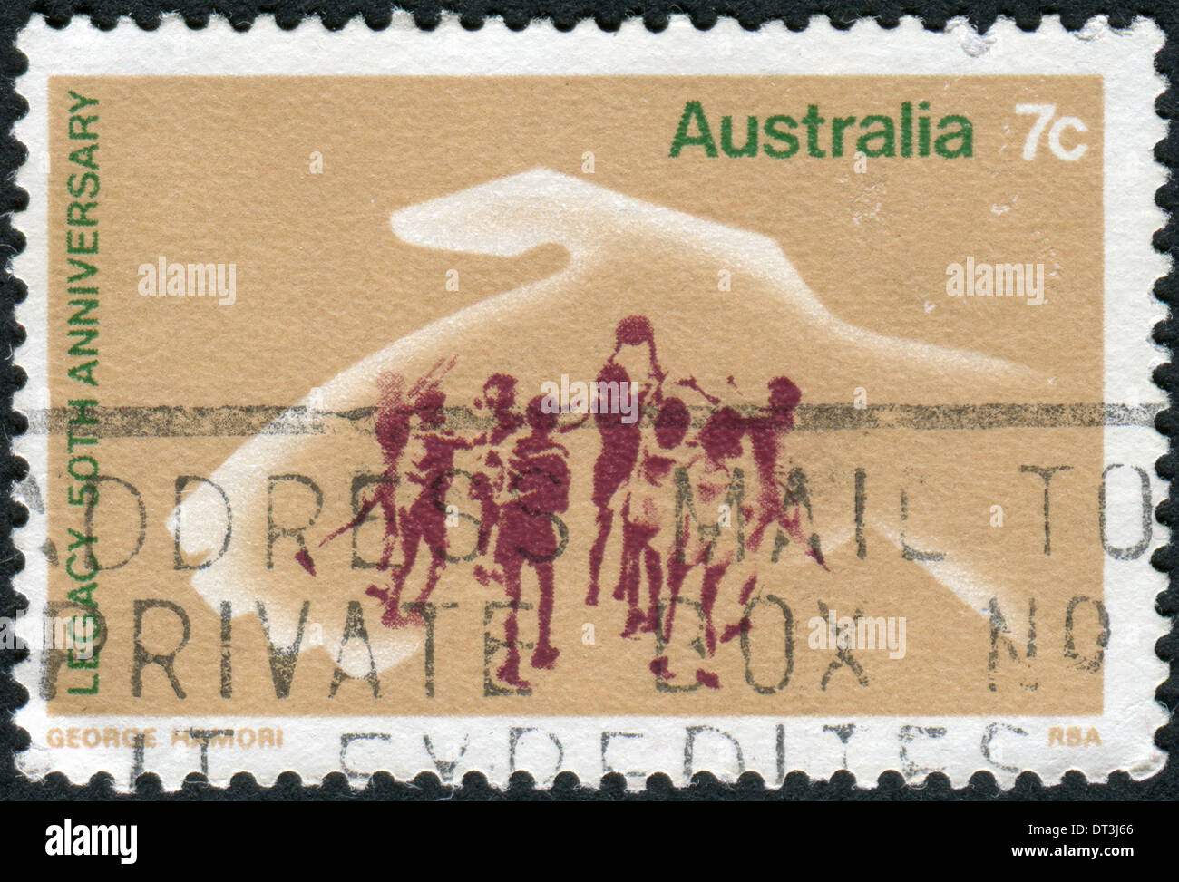 Francobollo stampato in Australia, dedicato al cinquantenario della Legacy, mostra una mano la protezione di giocare i bambini Foto Stock