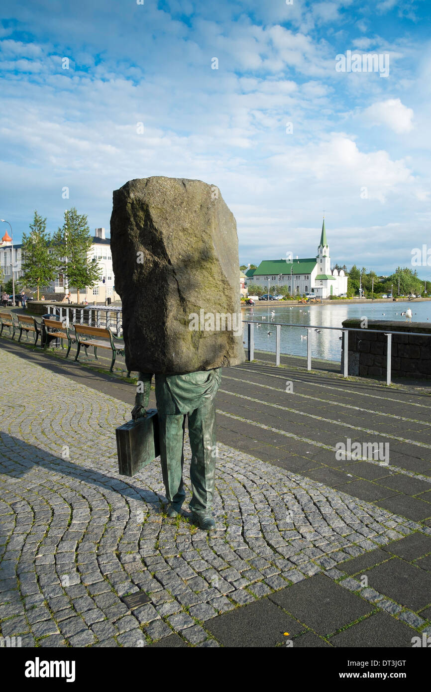 Statua di imprenditore con una roccia per una testa, Tjörnin, Reykjavik, Islanda Foto Stock