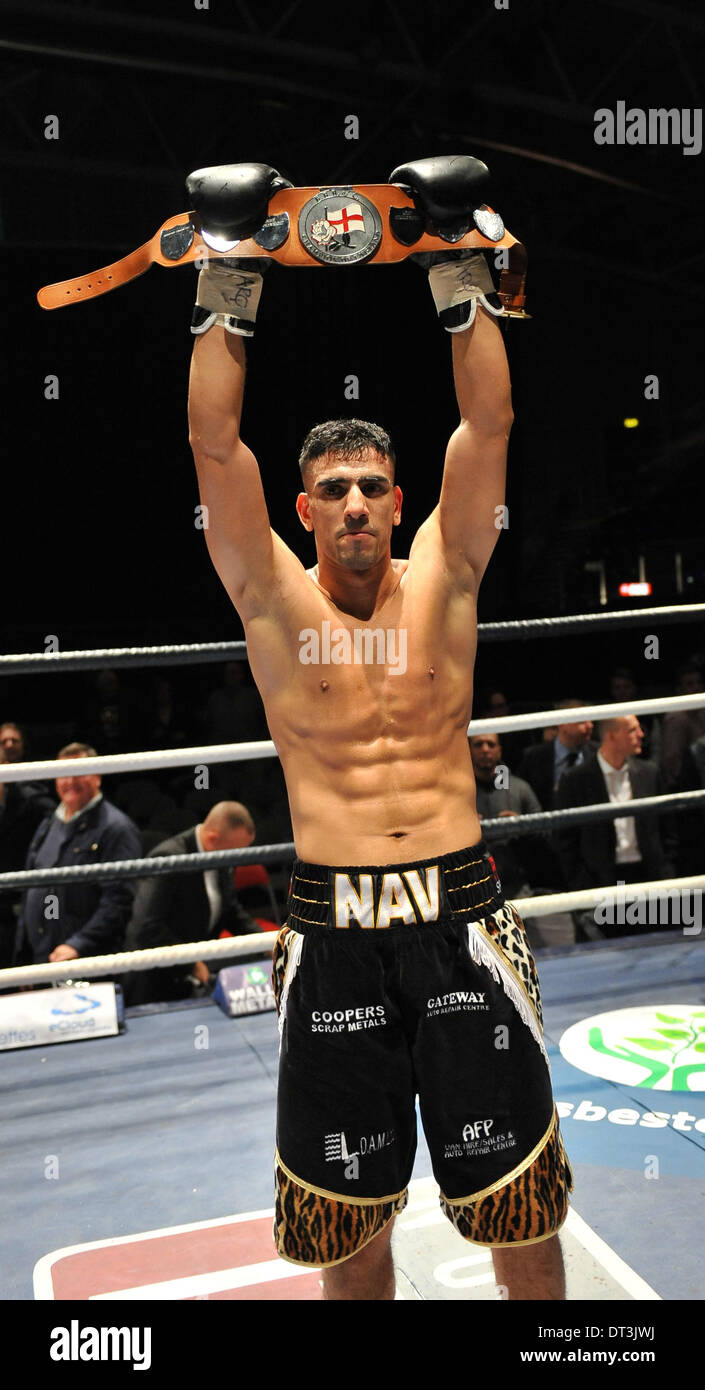 Sheffield, Regno Unito. 07 feb 2014. Nav Mansouri retined sua cinghia durante il suo inglese Light Middleweight titolo rivincita al Pride di promozione dello Yorkshire dal ghiaccio Sheffield Arena Sheffield. La lotta si è conclusa in un disegno tecnico dopo uno scontro di teste int egli primo round gravemente danneggiare Mallins occhio. Credito: Azione Sport Plus/Alamy Live News Foto Stock