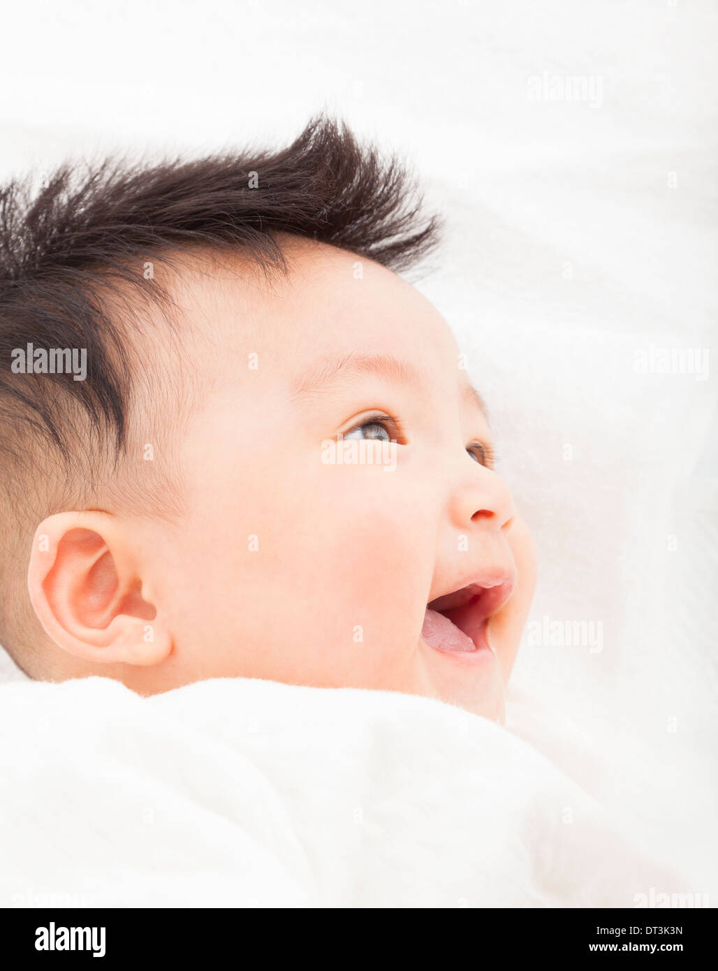Asian Bambina divertendosi e ridendo a casa Foto Stock