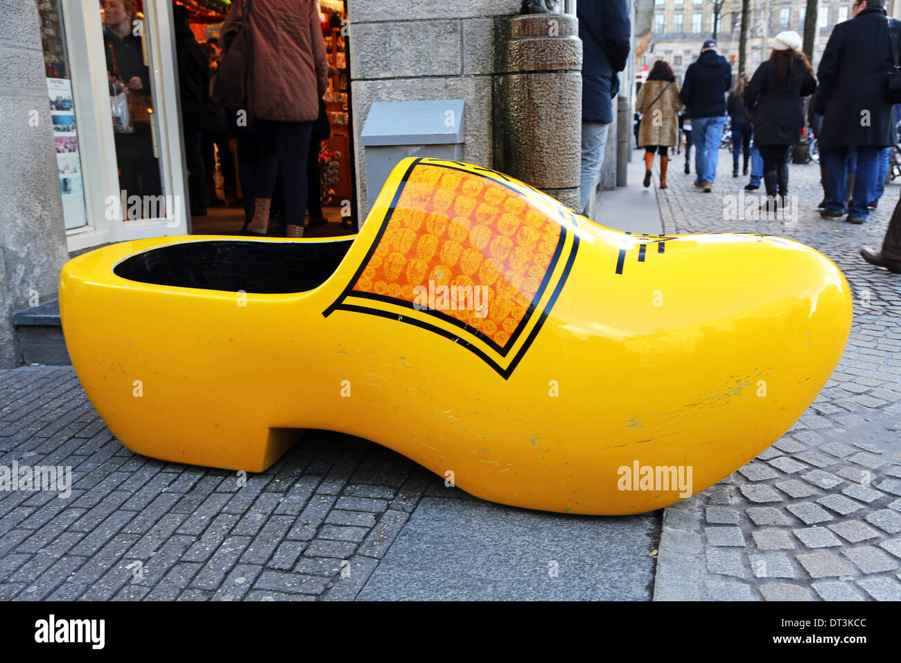 Gigante souvenir in legno intasare al di fuori di un negozio di souvenir  shop per zoccoli in Amsterdam, Olanda Foto stock - Alamy