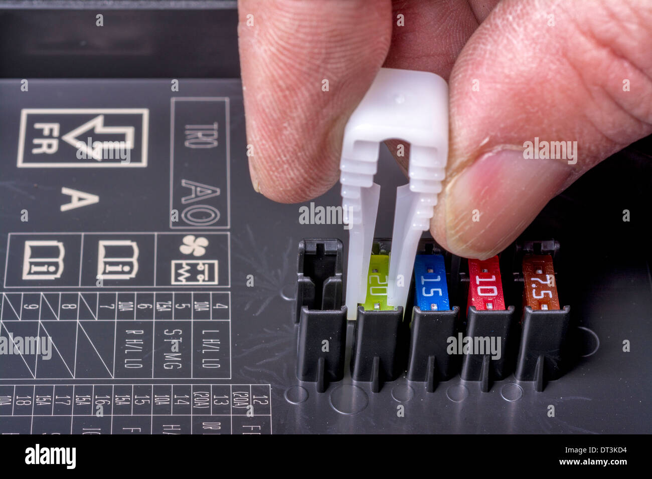 Attrezzo speciale utilizzato per estrarre i fusibili per uso automobilistico Foto Stock