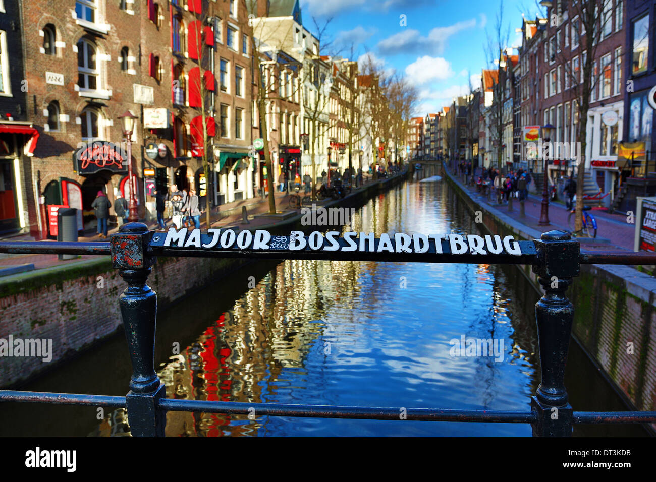 Majoor Bosshardtbrug ponte sul canale in Oudezijds Achterburgwal in Amsterdam, Olanda Foto Stock