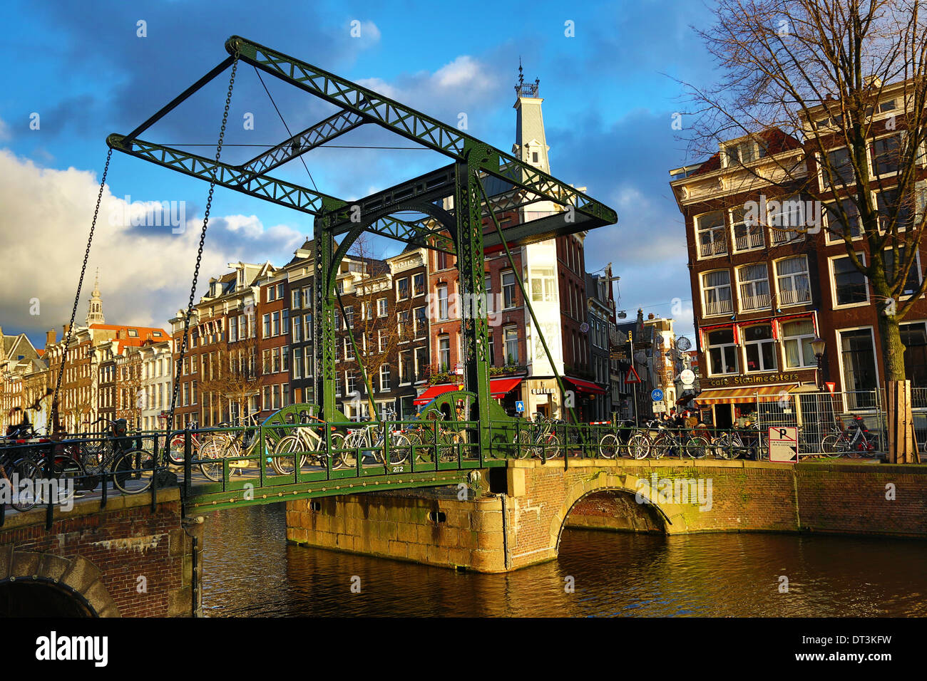 Staalstraat ponte sul canale Kloveniersburgwal ad Amsterdam, Olanda Foto Stock