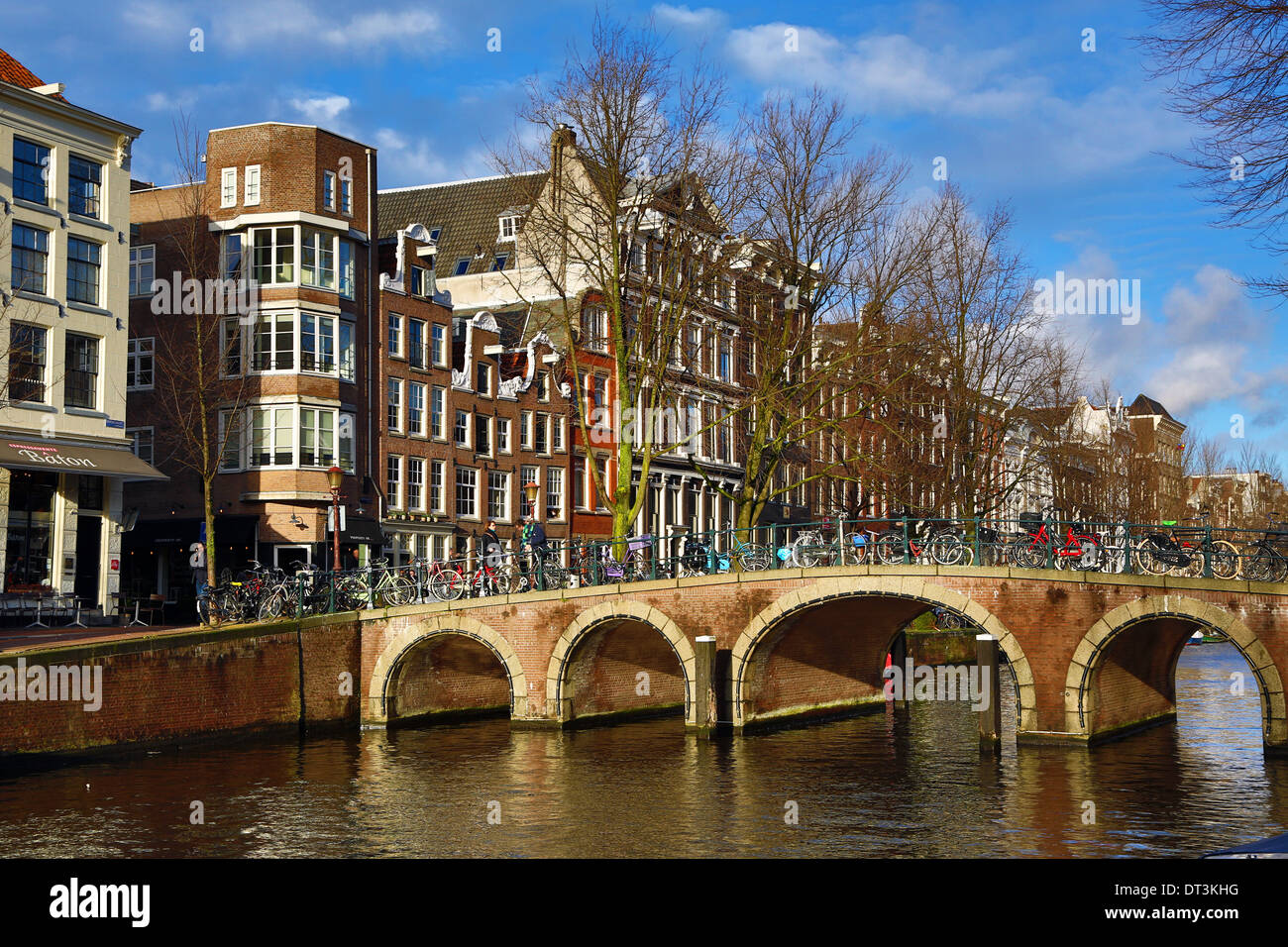 Case tradizionali e di un ponte su un canale sul canale Herengracht ad Amsterdam, Olanda Foto Stock