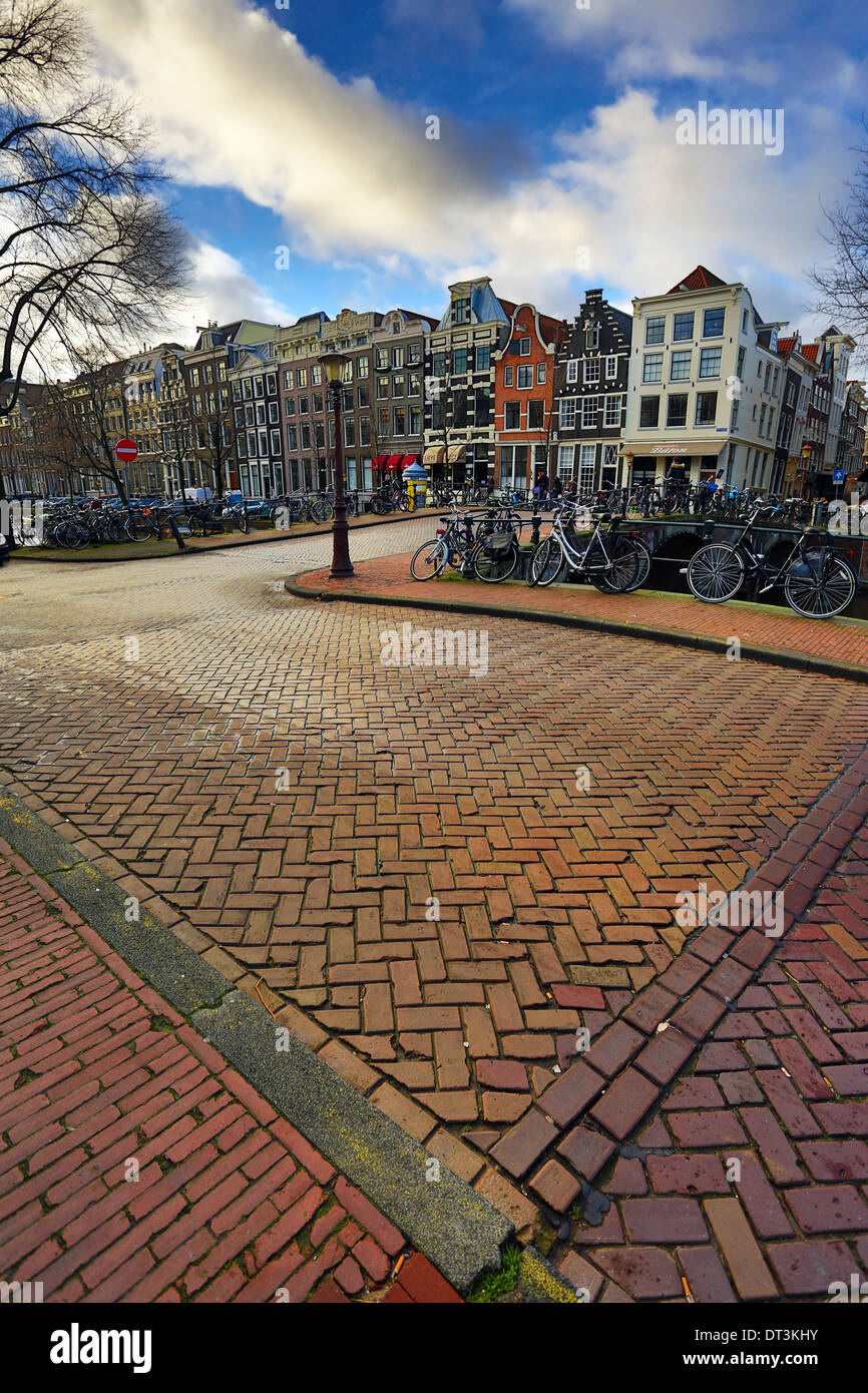 Scena di strada con le biciclette su un ponte sul canale Herengracht ad Amsterdam, Olanda Foto Stock