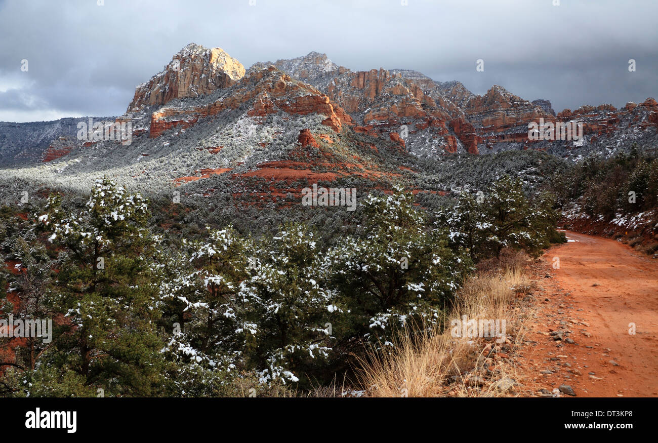 Neve e luce dorata illumina le montagne in Schnebly area collinare di Sedona al tramonto Foto Stock