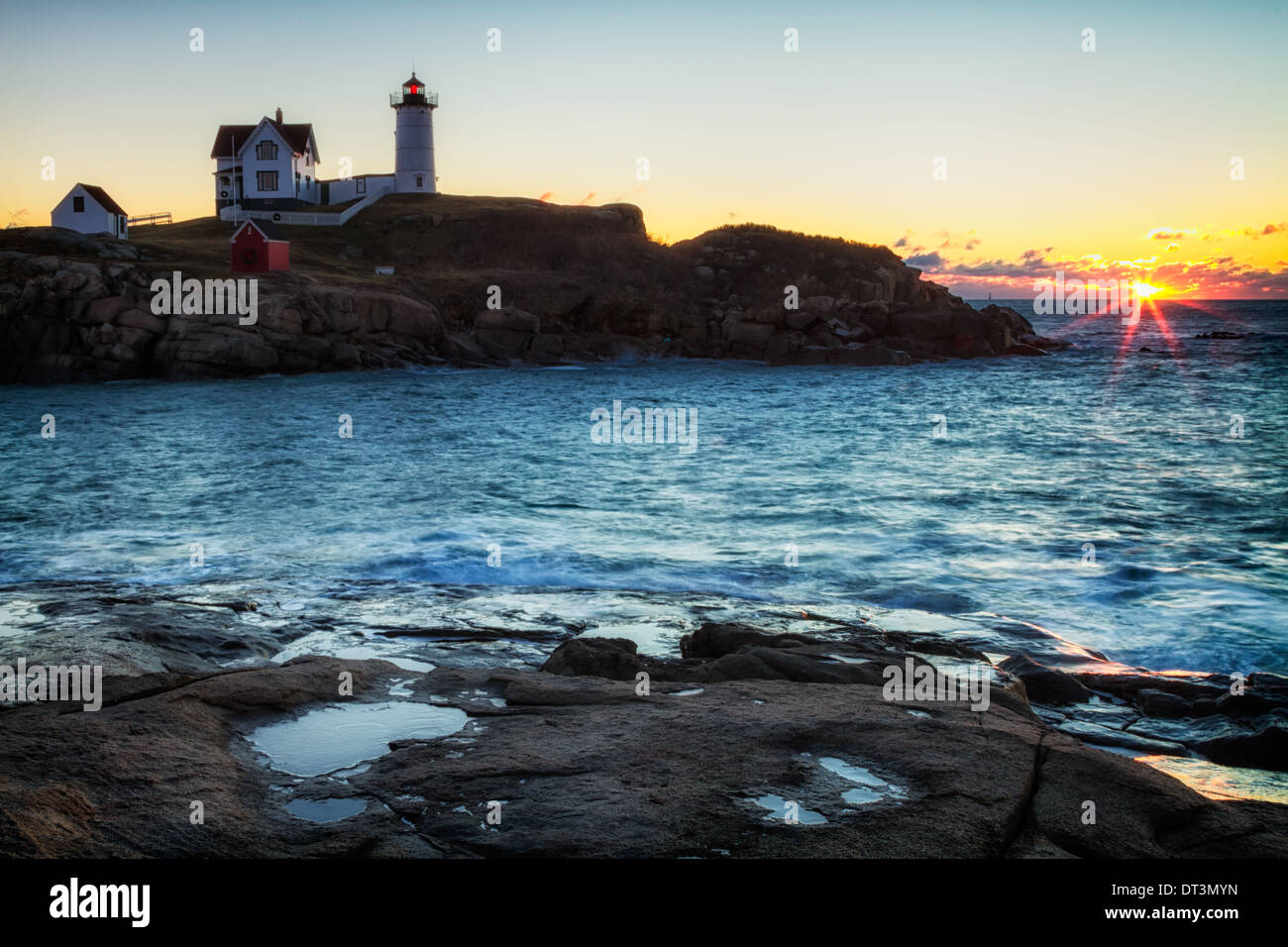 Sunrise a Cape Neddick faro o Nubble Luce, York Beach, Maine Foto Stock