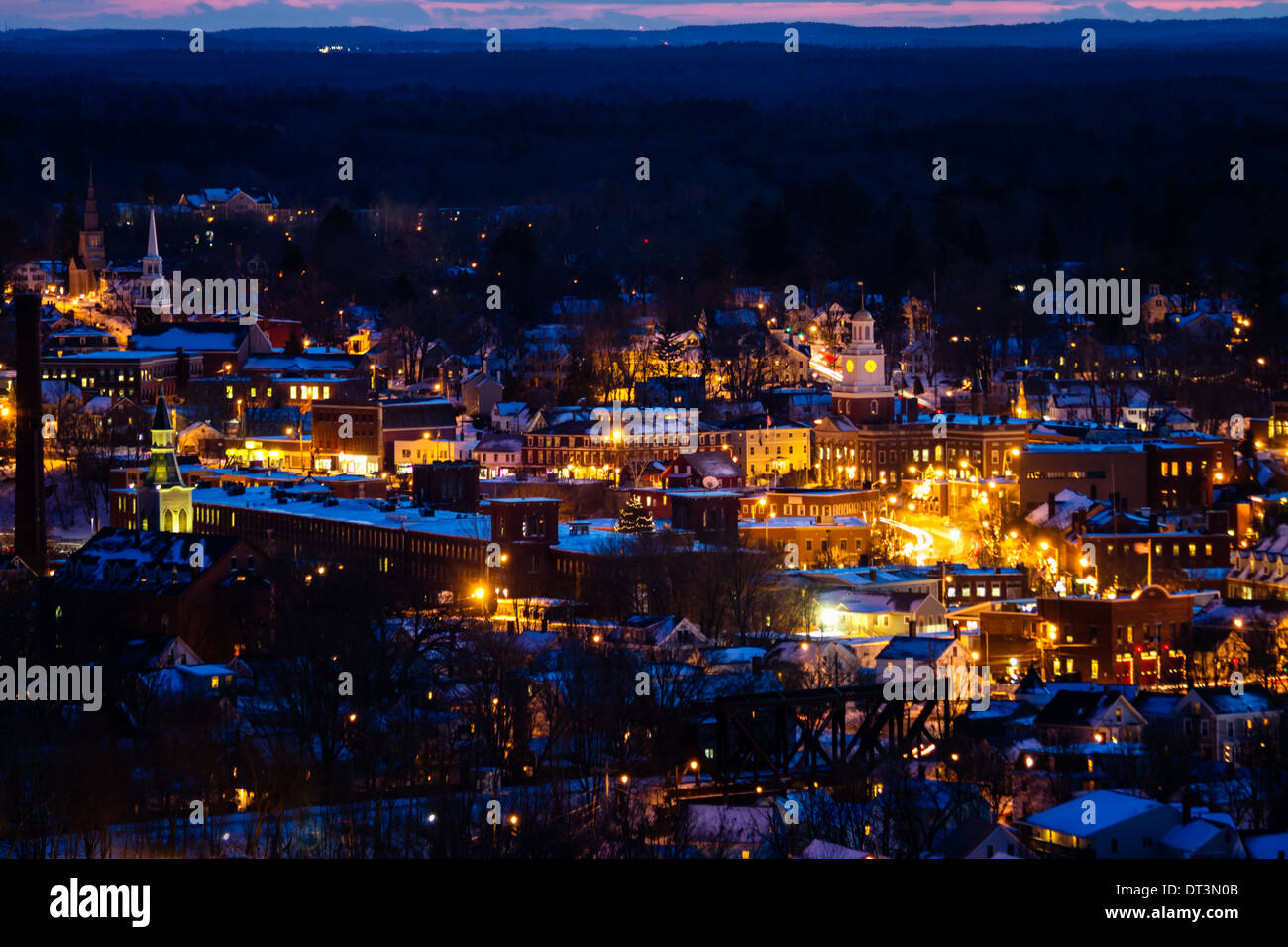 Dover, New Hampshire skyline notturno visto da Garrison Hill Tower. Foto Stock