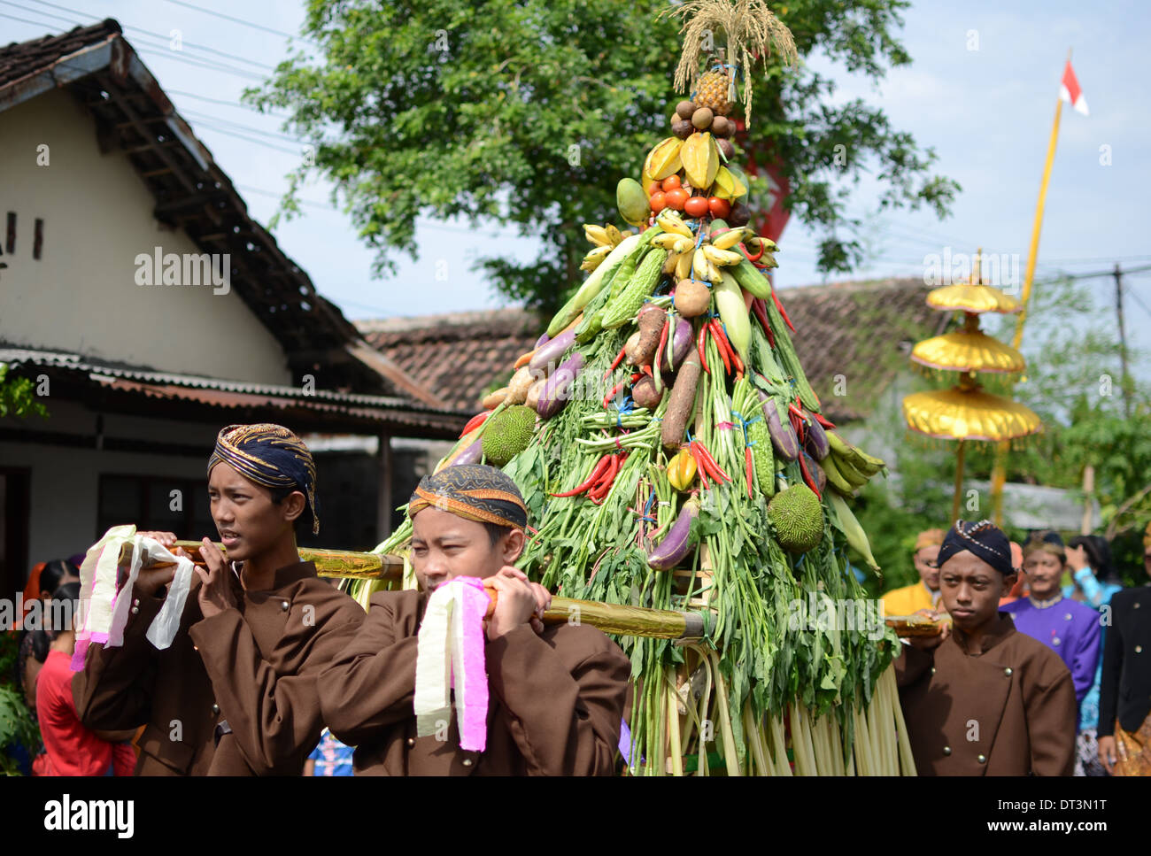 KEDIRI, East Java, Indonesia - 2013/11/12: offerte di liquore di antenati ha sfilato Doko village. Indonesia Foto Stock