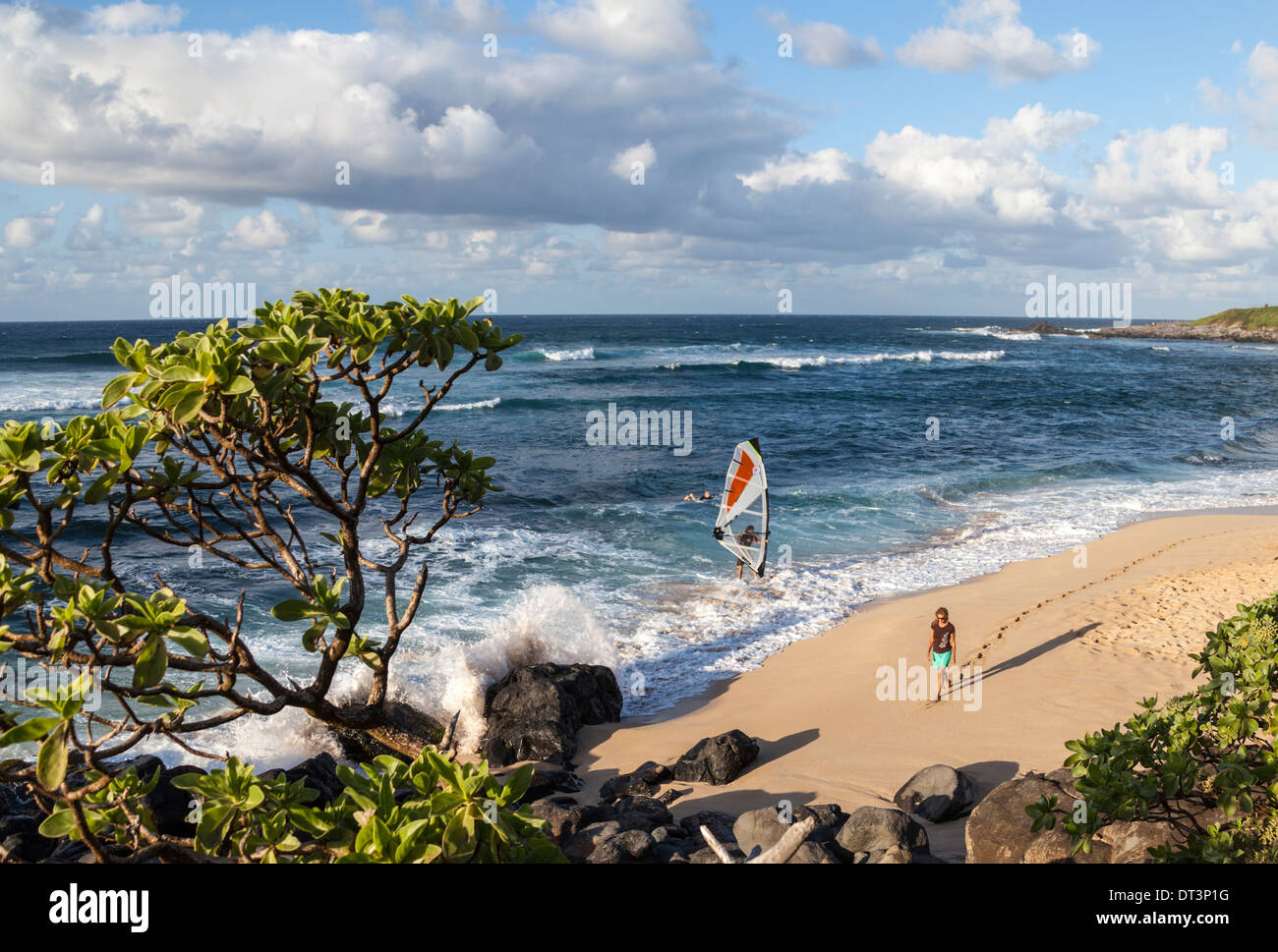 Windsurf, surfer e passeggino a Hookipa spiaggia di Maui al tramonto Foto Stock