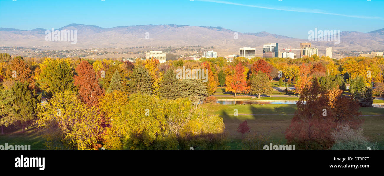 Città di Boise Idaho con la caduta di alberi in un parco Foto Stock