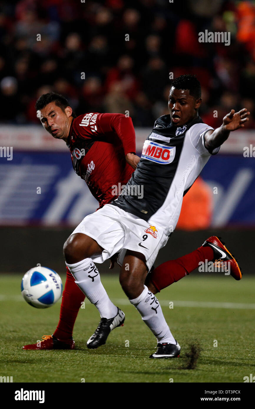 Tijuana, Messico. 7 febbraio, 2014. Xolos' Elio Castro (posteriore) il sistema VIES per la palla con il Monterrey Marlon de Gesù durante la loro Liga MX partita di calcio a Caliente Stadium di Tijuana, Messico settentrionale, nel febbraio 7, 2014. Xolos ha vinto 2-1. © Guillermo Arias/Xinhua/Alamy Live News Foto Stock