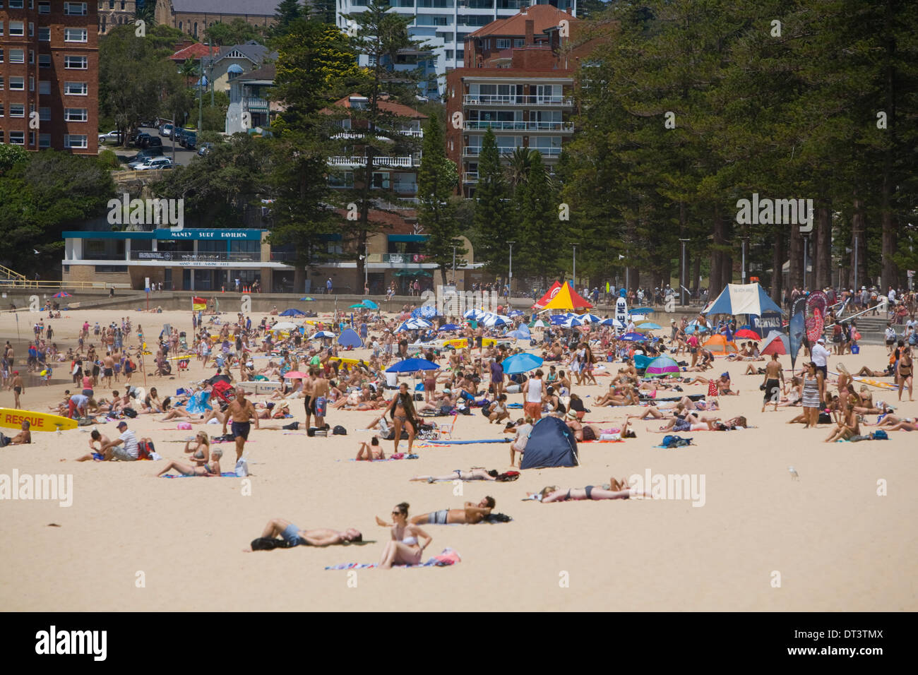 Spiaggia di Manly sulla costa orientale di Sydney, spiaggia affollata in una giornata estiva con gente che prende il sole e si rilassa, NSW, Australia Foto Stock