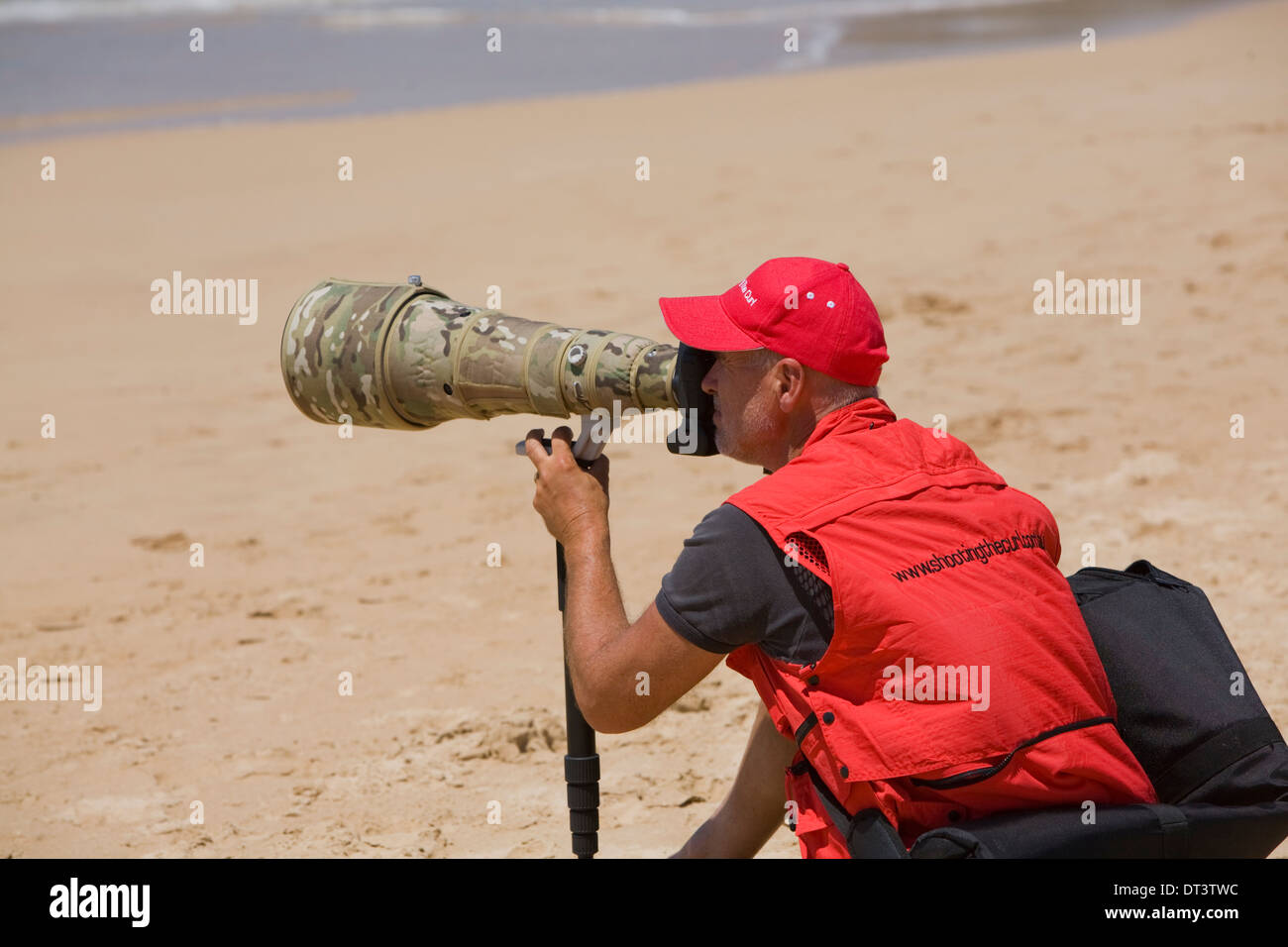 Fotografo che scatta foto al primo giorno dell'Hurley Australian Open of Surfing presso l'iconica spiaggia di Manly, Australia Foto Stock