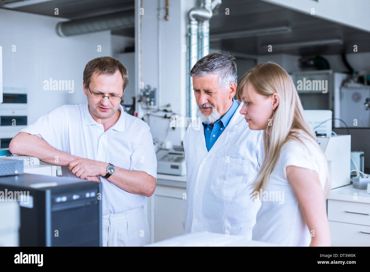 Il team di ricercatori di effettuare esperimenti in laboratorio (SHALLOW DOF; dai toni di colore immagine) Foto Stock