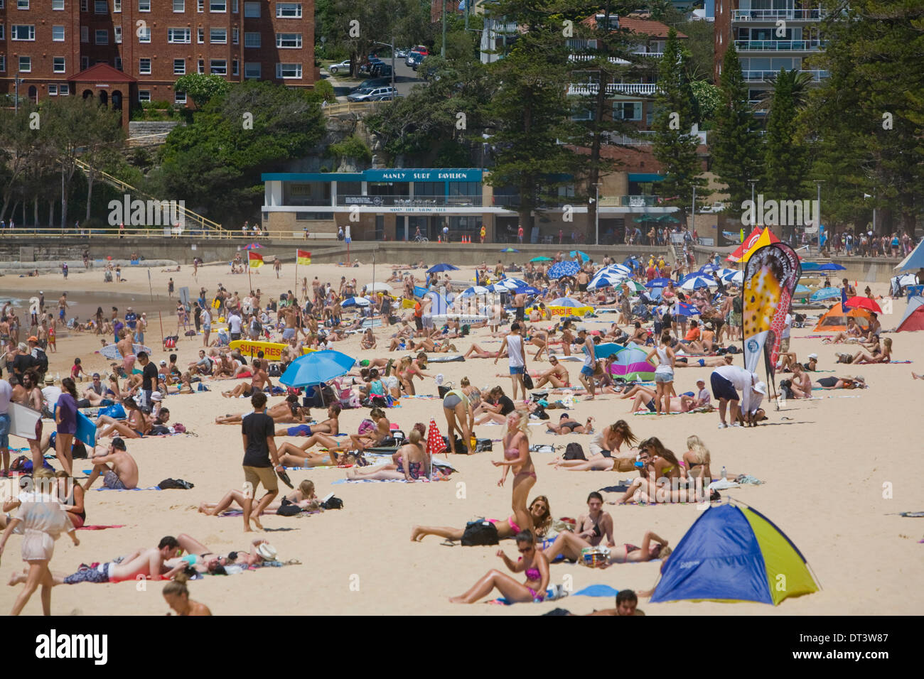 Spiaggia di Manly sulla costa orientale di Sydney, spiaggia affollata in una giornata estiva con gente che prende il sole e si rilassa, NSW, Australia Foto Stock