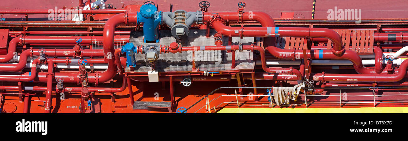Dipinto di rosso le tubazioni dettaglio a bordo di una nave di bunkeraggio nel porto di Gibilterra. Foto Stock