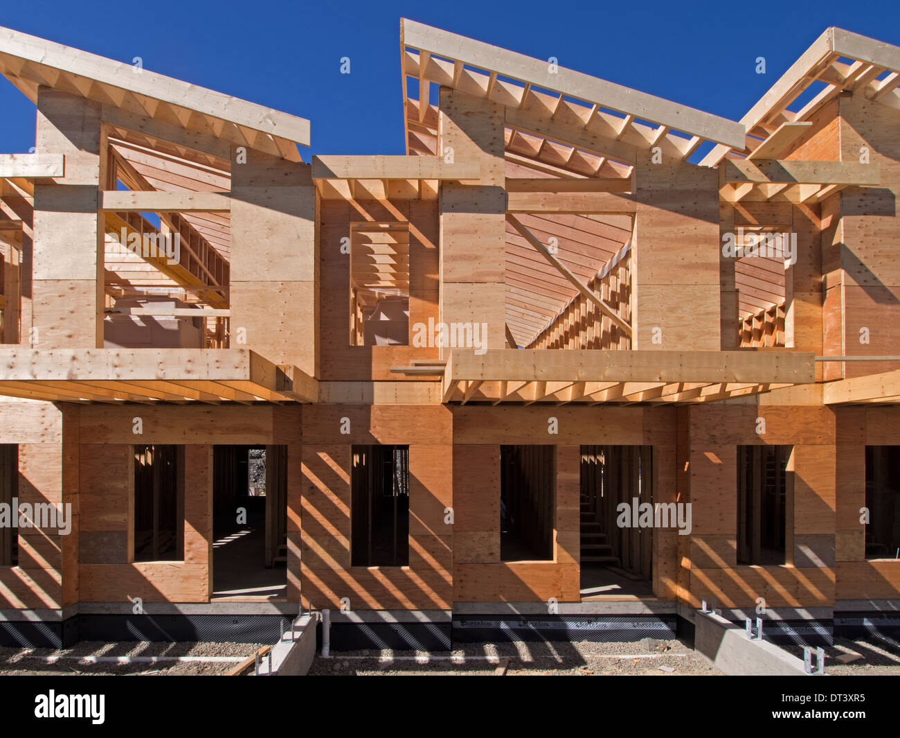 Una griglia di nuovi legni rende un pattern di luce e di ombra in una parte-finito casa canadese a Tofino. Foto Stock