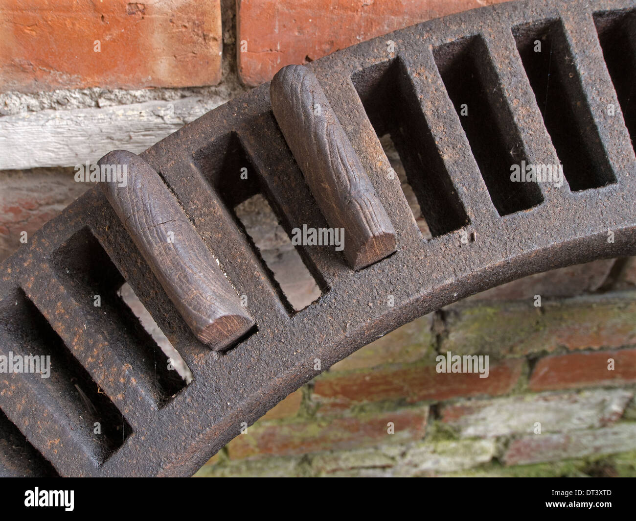 Una ghisa ruota dentata con slot per denti in legno, una volta che una parte dei macchinari presso il Parco Stott Rocca Mill. Foto Stock