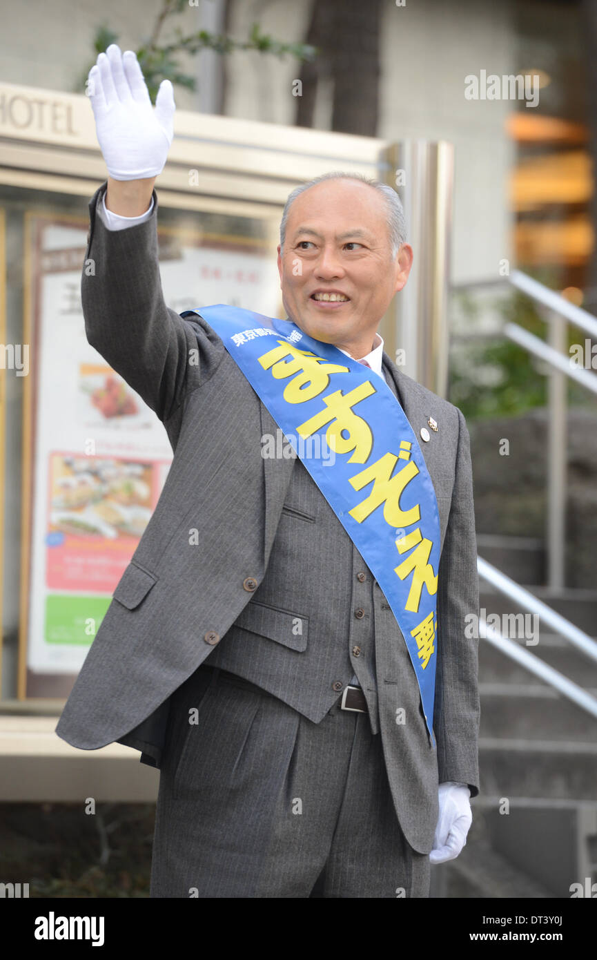 Tokyo, Giappone. 6 febbraio, 2014. Ex ministro della sanità, Yoichi Masuzoe onde ai elettori durante una strada rally per Tokyo gubernatorial elezione a Tokyo il giovedì, 6 febbraio 2014. © AFLO/Alamy Live News Foto Stock