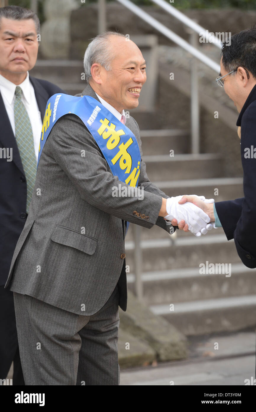 Tokyo, Giappone. 6 febbraio, 2014. Ex ministro della sanità, Yoichi Masuzoe scuote le mani con gli elettori durante una strada rally per Tokyo gubernatorial elezione a Tokyo il giovedì, 6 febbraio 2014. © AFLO/Alamy Live News Foto Stock