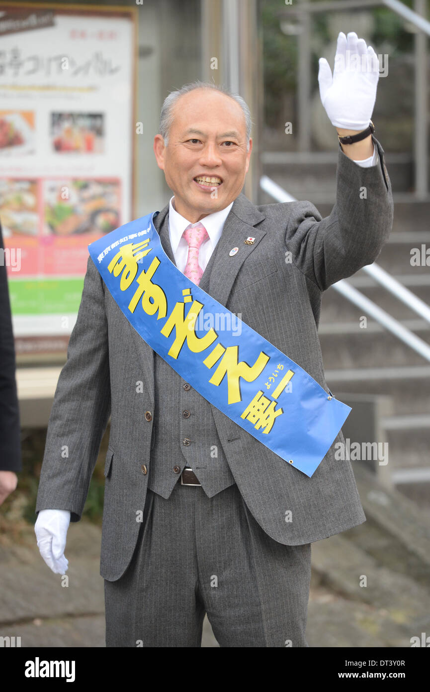 Tokyo, Giappone. 6 febbraio, 2014. Ex ministro della sanità, Yoichi Masuzoe onde ai elettori durante una strada rally per Tokyo gubernatorial elezione a Tokyo il giovedì, 6 febbraio 2014. © AFLO/Alamy Live News Foto Stock