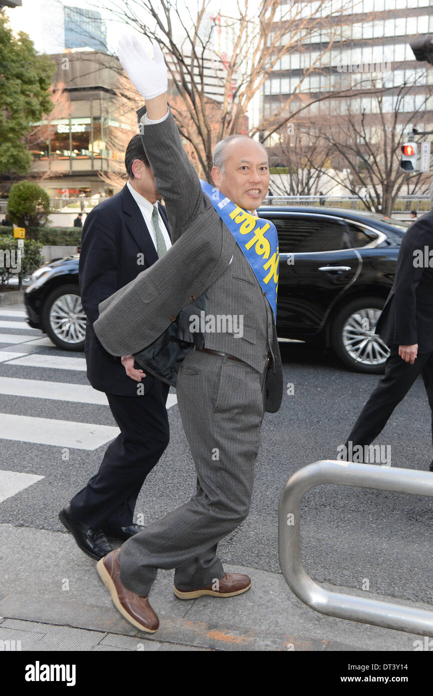 Tokyo, Giappone. 6 febbraio, 2014. Ex ministro della sanità, Yoichi Masuzoe onde ai elettori durante una strada rally per Tokyo gubernatorial elezione a Tokyo il giovedì, 6 febbraio 2014. © AFLO/Alamy Live News Foto Stock