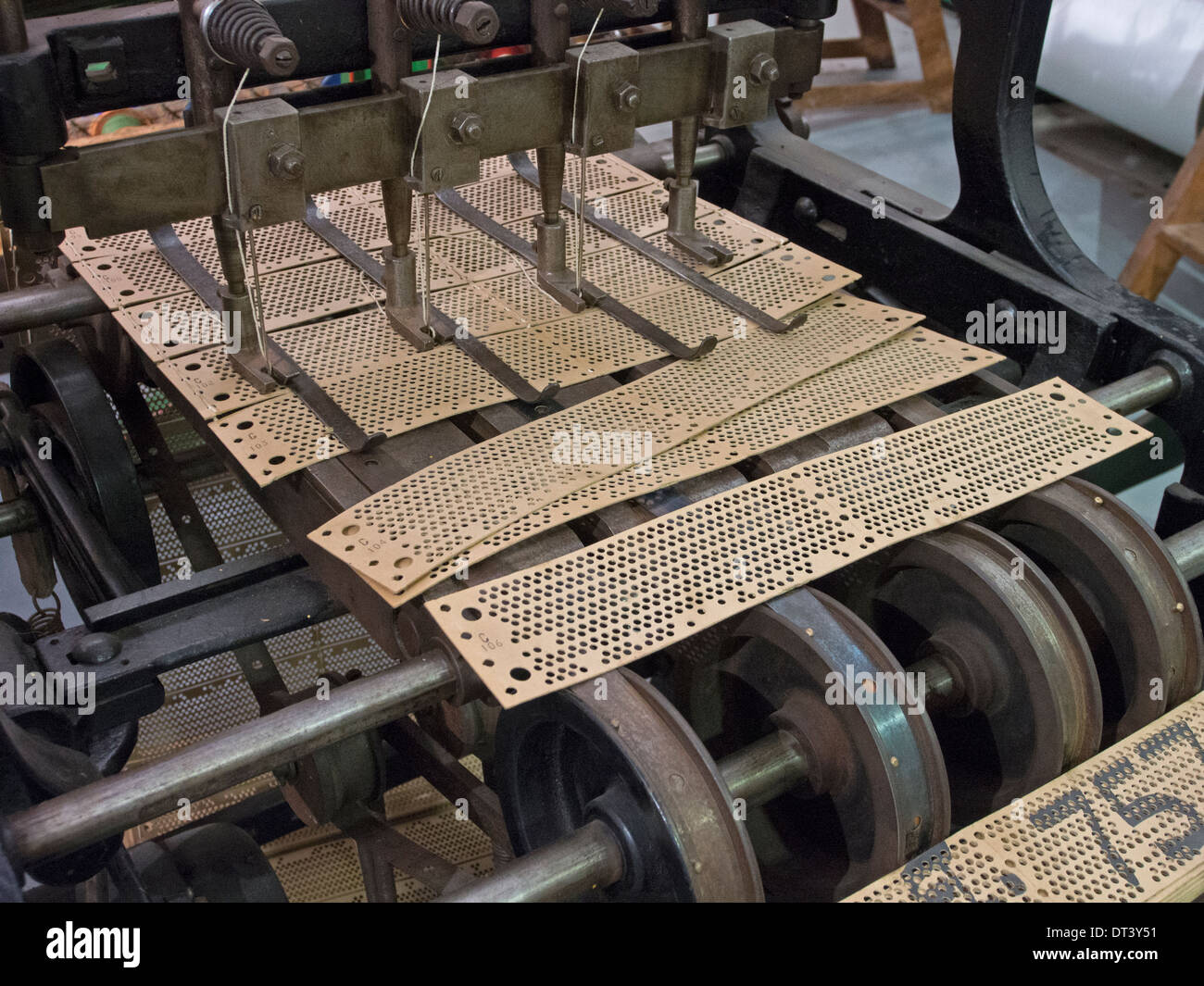 Una macchina per cucire insieme le schede Jacquard che controllano la configurazione in corso di tessitura di un telaio automatizzato. Foto Stock