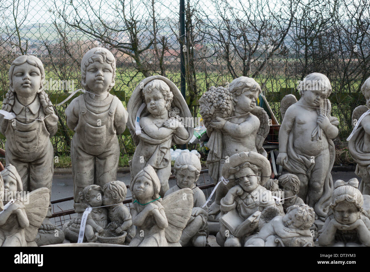 Giardino cast ornamento di statue in pietra per la vendita in un centro giardino Foto Stock