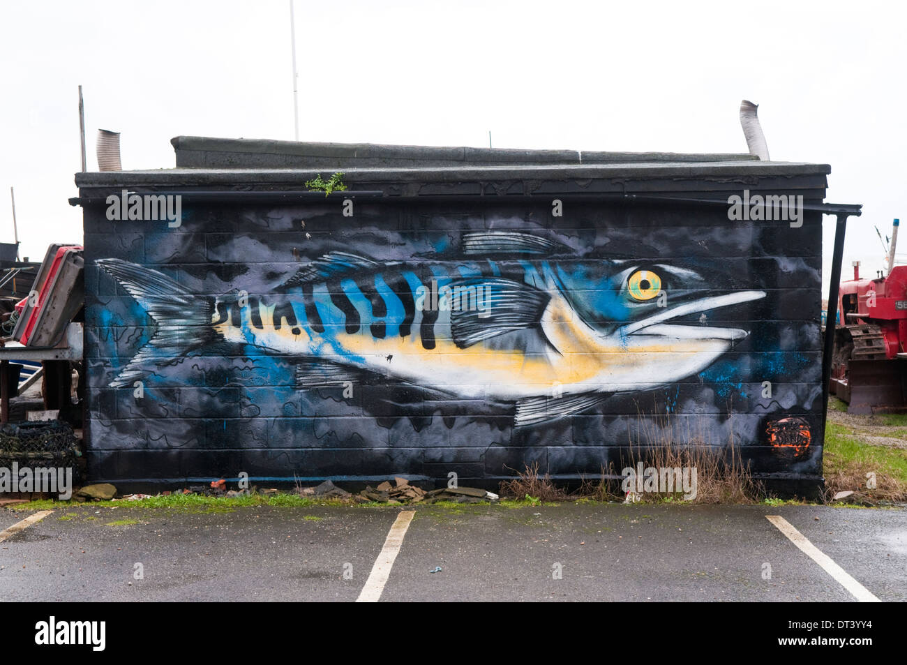 La verniciatura di sgombro sul lato di un pesce di fumare capanna in Hastings, Inghilterra Foto Stock