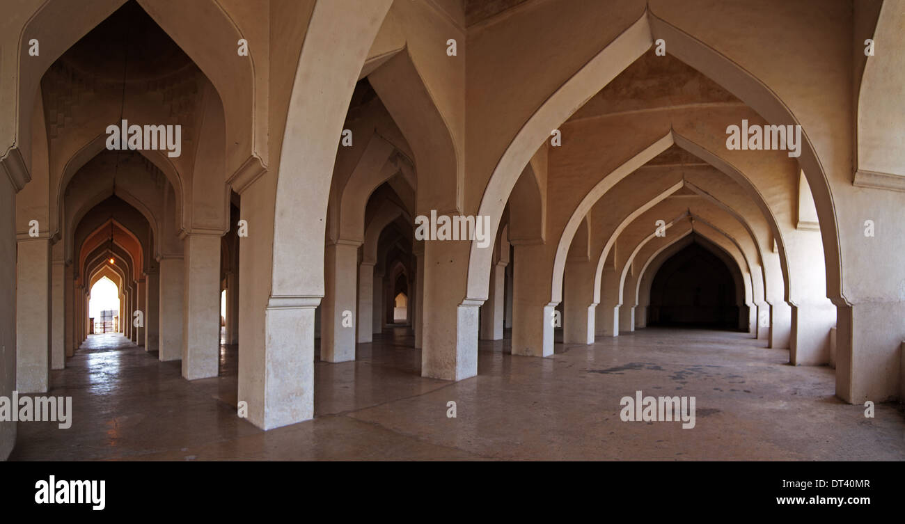 L'austero interno porticato di Jami Masjid in Gulbarga, visto in vista panoramica. Foto Stock
