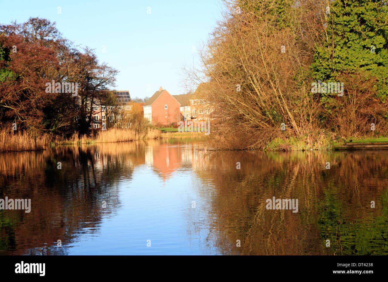 Una vista del fiume Wensum dal Marriott's Way a monte di Norwich, Norfolk, Inghilterra, Regno Unito. Foto Stock