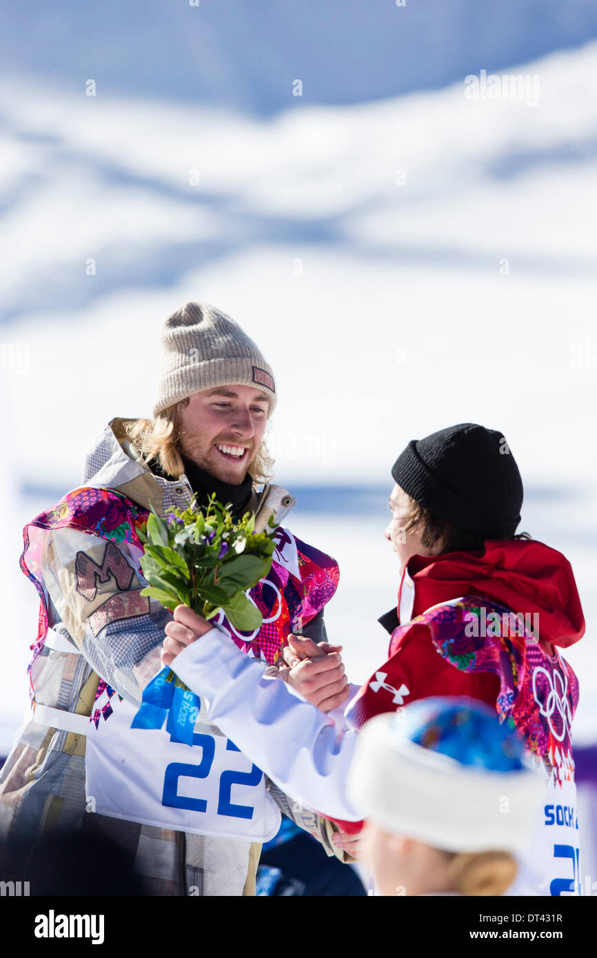 Sochi, Russia. 8 febbraio 2014. 08.02.14 Sochi, Krai Krasnodar, Russia. Vincitore Sage KOTSENBURG (USA) (sinistra) congratulazioni da terzo posto Mark McMORRIS (CAN) dopo l'uomo Slopestyle Snowboard finale al Rosa Khutor Extreme Park, cluster di montagna - XXII Giochi Olimpici Invernali Credit: Azione Plus immagini di sport/Alamy Live News Foto Stock