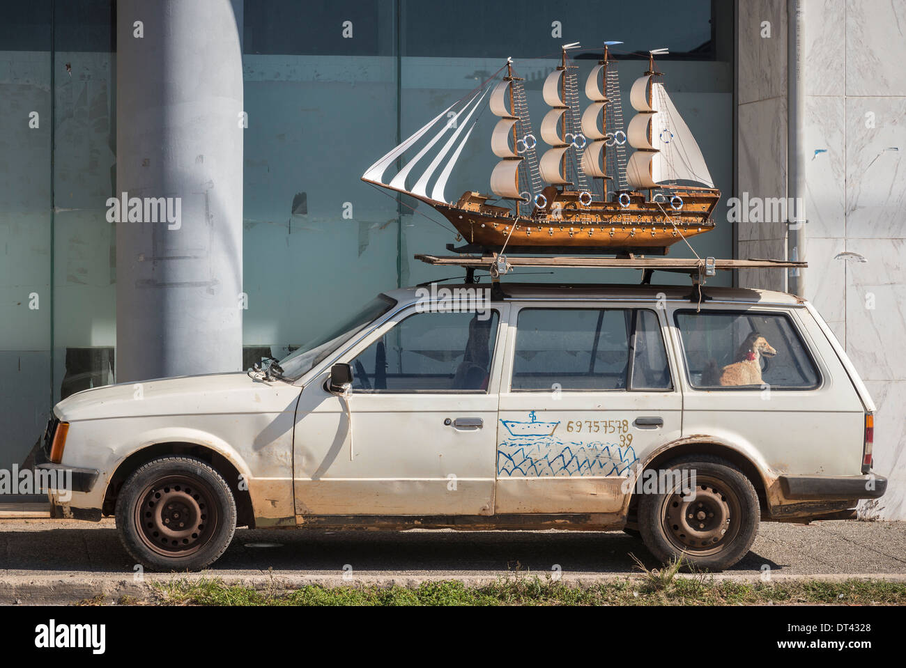 Modello di nave a vela in vendita sulla cima di un auto in città di Kalamata, Messenia, Peloponneso, Grecia Foto Stock