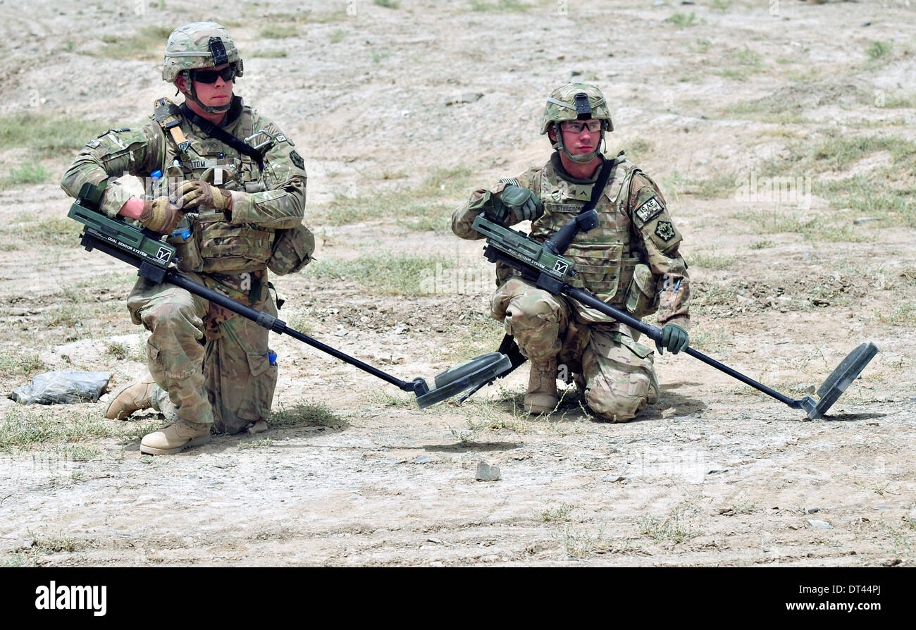 US Army PFC. La Giordania Stom, sinistra e Pvt. Westley Steedman pausa durante l'utilizzo di rivelatori di mine durante il funzionamento lo sciopero del Sud II Giugno 4, 2012 vicino Yaro Kalay, provincia di Kandahar, Afghanistan. Foto Stock