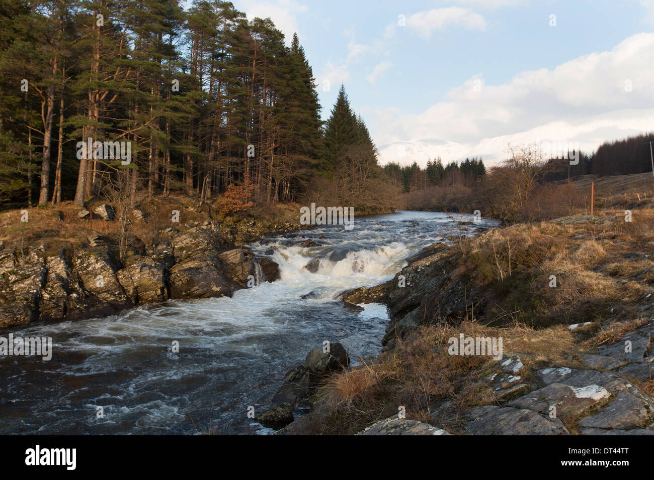 Area di Glen Orchy, Scozia. Vista pittoresca del Easan Dubha cascata sul fiume Orchy fluente attraverso Glen Orchy. Foto Stock