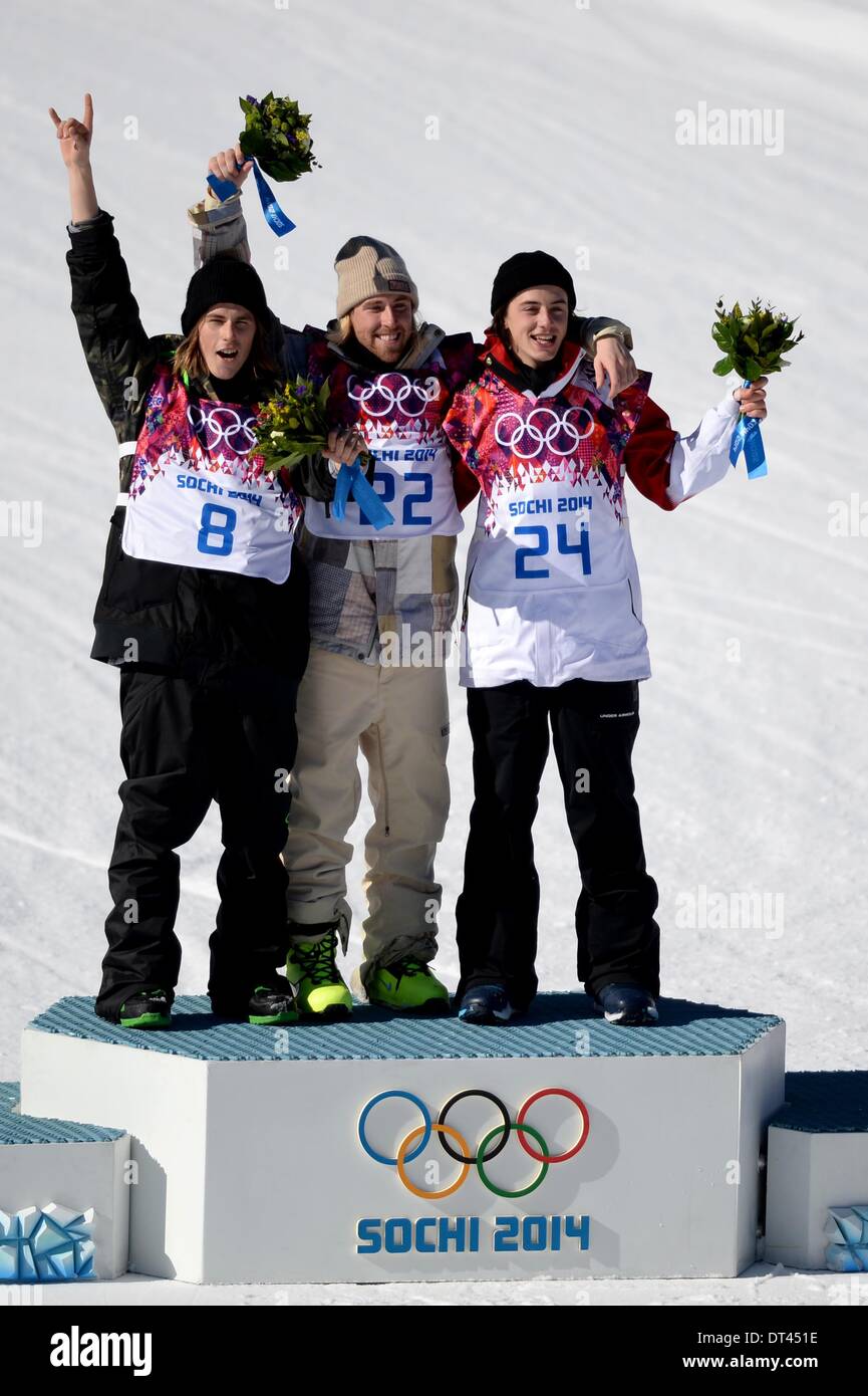 Sochi, Russia. 8 febbraio 2014. (L a r) argento medaglia Staale Sandbech (NOR), medaglia d'oro Sage Kotsenburg (USA) e medaglia di bronzo Mark McMorris (CAN). Mens Slopestyle. Rosa Khutor Extreme Park. Sochi 2014 Giochi Olimpici Invernali. La Russia. Credito: Sport In immagini/Alamy Live News Foto Stock