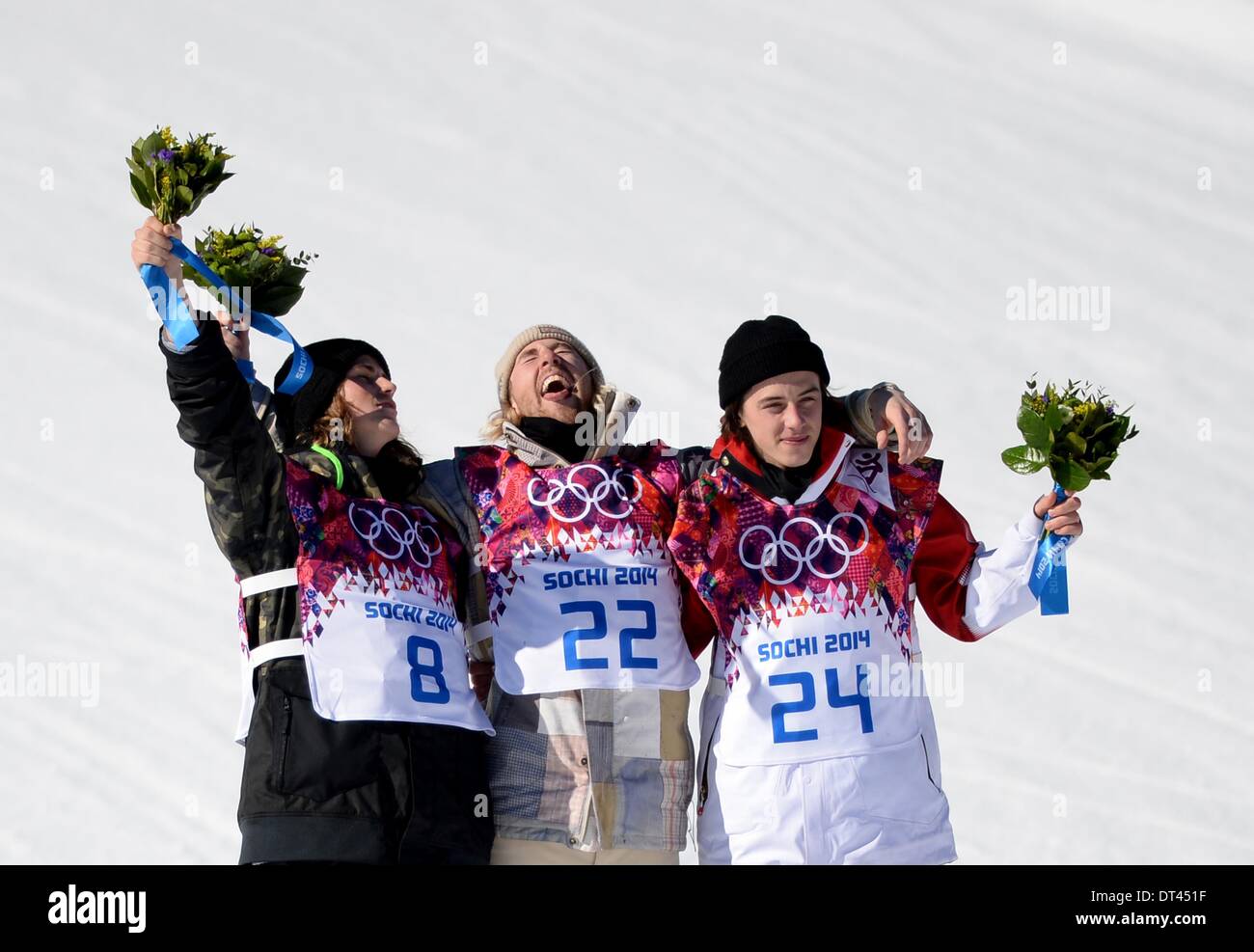 Sochi, Russia. 8 febbraio 2014. (L a r) argento medaglia Staale Sandbech (NOR), medaglia d'oro Sage Kotsenburg (USA) e medaglia di bronzo Mark McMorris (CAN). Mens Slopestyle. Rosa Khutor Extreme Park. Sochi 2014 Giochi Olimpici Invernali. La Russia. Credito: Sport In immagini/Alamy Live News Foto Stock