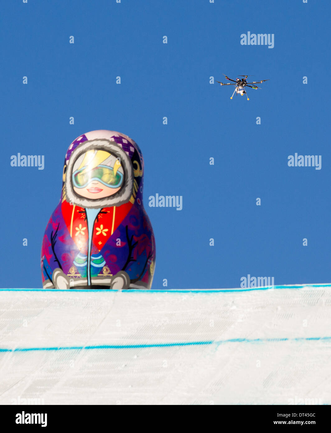 Sochi, Russia. 08 feb 2014. Uomini Snowboard Slopestyle semi finali in Rosa Khutor Extreme Park. Per la prima volta nella storia delle Olimpiadi, fuchi sono stati usati come ausilio per le riprese di un evento di snowboard. Credito: Azione Sport Plus/Alamy Live News Foto Stock