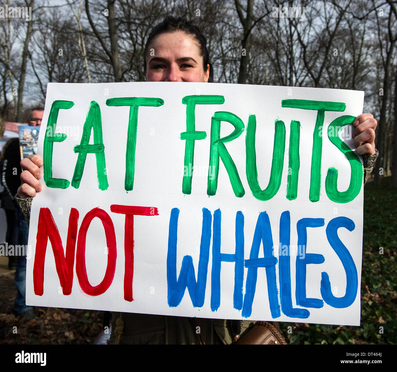 Berlino, Germania. 8 febbraio 2014. Un poster recita "Mangiare frutta non balene" in occasione di una manifestazione contro l'uccisione di delfini nel Taiji (Giappone), che è stato organizzato da diritti degli animali gruppo WDSF, a Berlino. Secondo la polizia, circa un migliaio di persone hanno manifestato contro la uccisione di delfini fuori della costa giapponese di fronte all'ambasciata giapponese a Berlino. . Foto: PAOLO ZINKEN/DPA - NESSUN SERVIZIO DI FILO/KEIN BILDFUNK- Credito: dpa picture alliance/Alamy Live News Foto Stock
