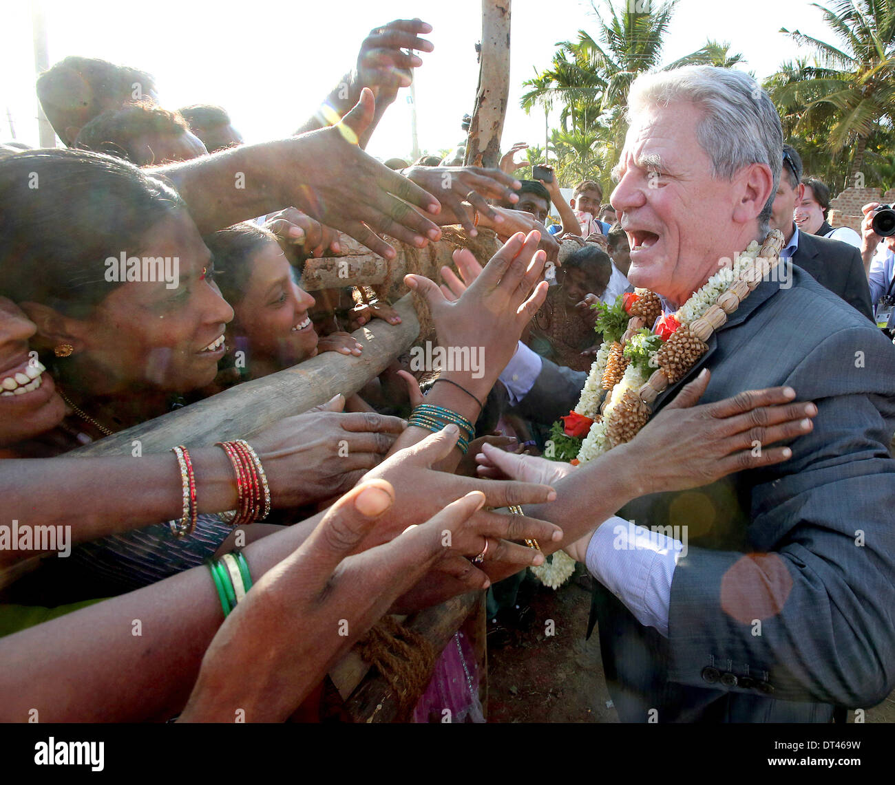 Bangalore, India. 08 feb 2014. Il Presidente tedesco Joachim Gauck visita il villaggio Muddapur e scuote le mani con gli abitanti del villaggio vicino a Bangalore, India, 08 febbraio 2014. Gaucke è in India su sei giorni di visita di stato. Foto: WOLFGANG KUMM/DPA/Alamy Live News Foto Stock