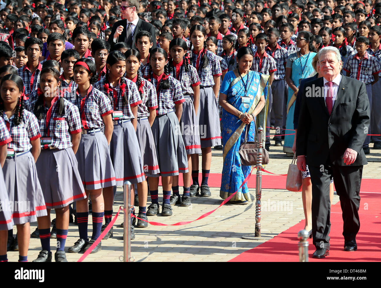 Bangalore, India. 08 feb 2014. Il Presidente tedesco Joachim Gauck visiti il Kendriya Vidyalaya Scuola in Bangalore, India, 08 febbraio 2014. Gauck è in India su sei giorni di visita di stato. Foto: WOLFGANG KUMM/DPA/Alamy Live News Foto Stock