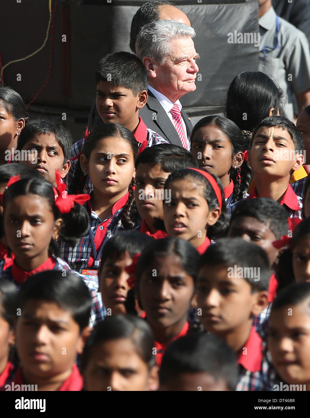 Bangalore, India. 08 feb 2014. Il Presidente tedesco Joachim Gauck visiti il Kendriya Vidyalaya Scuola in Bangalore, India, 08 febbraio 2014. Gauck è in India su sei giorni di visita di stato. Foto: WOLFGANG KUMM/DPA/Alamy Live News Foto Stock