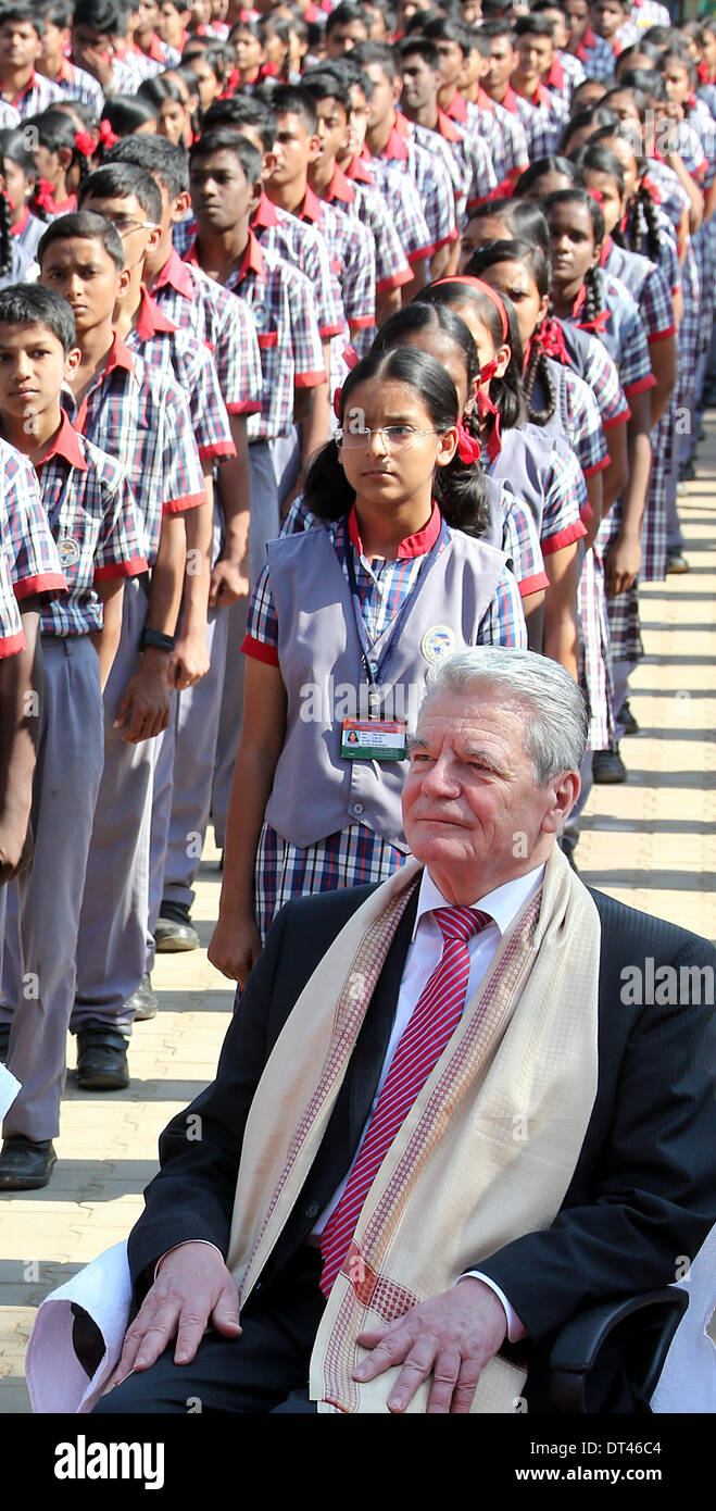 Bangalore, India. 08 feb 2014. Il Presidente tedesco Joachim Gauck visiti il Kendriya Vidyalaya Scuola in Bangalore, India, 08 febbraio 2014. Gauck è in India su sei giorni di visita di stato. Foto: WOLFGANG KUMM/DPA/Alamy Live News Foto Stock