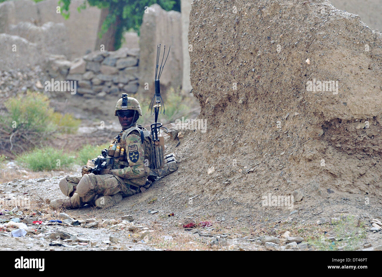 Un esercito americano soldato con la seconda divisione di fanteria fornisce la sicurezza con un M249 luce pistola della macchina durante il funzionamento lo sciopero del Sud II Giugno 6, 2012 in Ganjitsu, provincia di Kandahar, Afghanistan. Foto Stock