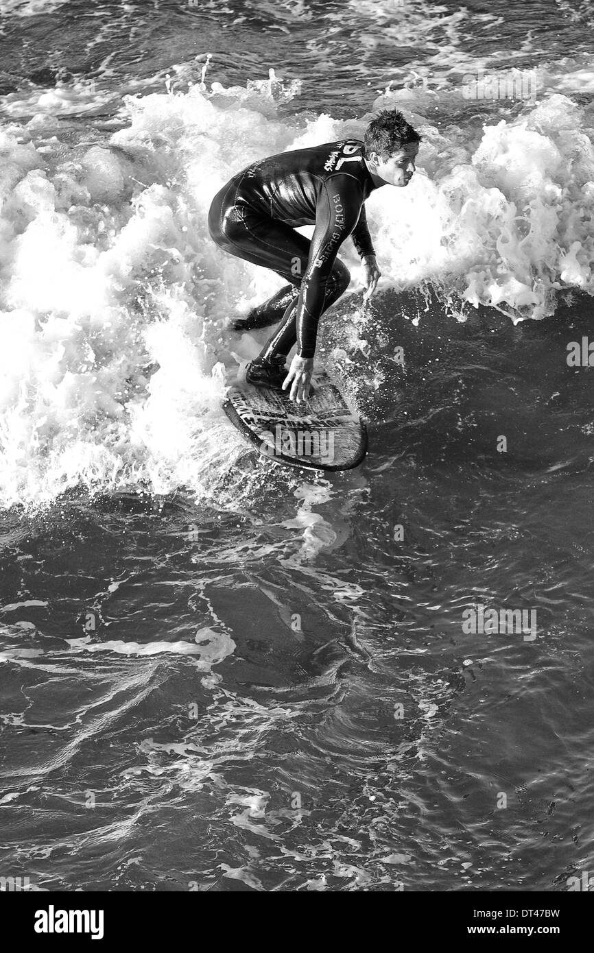 Foto ravvicinata in bianco e nero di Un uomo che naviga a Hermosa Beach, Los Angeles, California USA Foto Stock