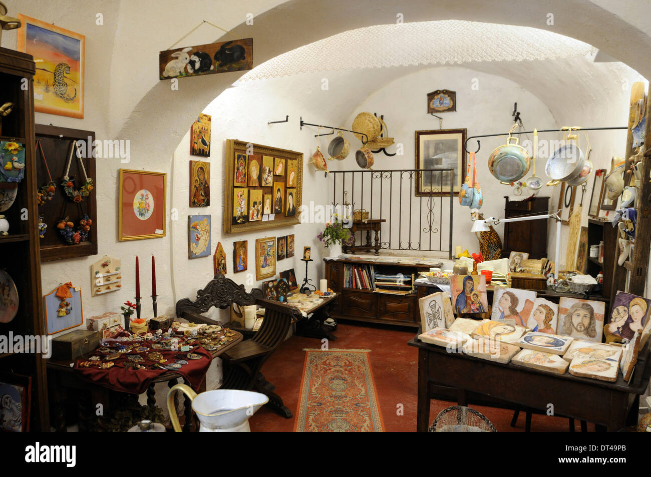 Il negozio di arte nel tipico villaggio di Dolceacqua, Liguria Foto Stock